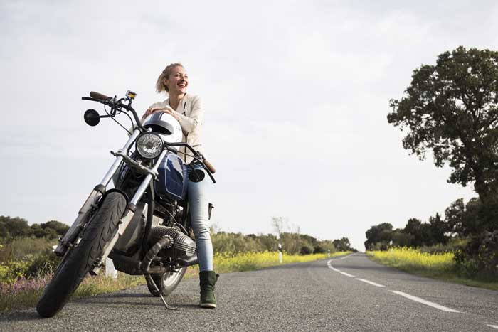 En kvinna på motorcykel